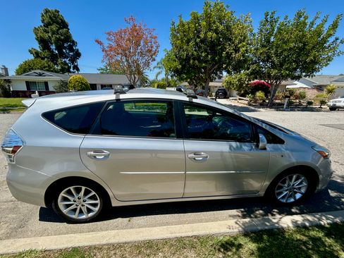 Used 2013 Toyota Prius V Five FWD image 4