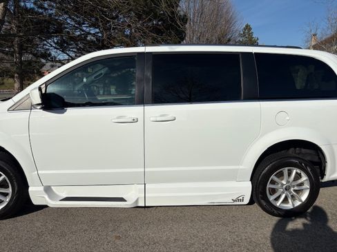 Used 2018 Dodge Grand Caravan SXT image 2