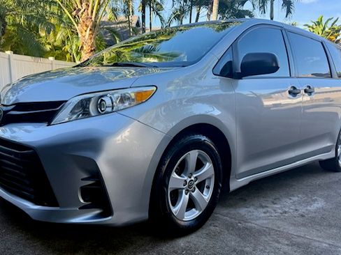 Used 2020 Toyota Sienna L image 1