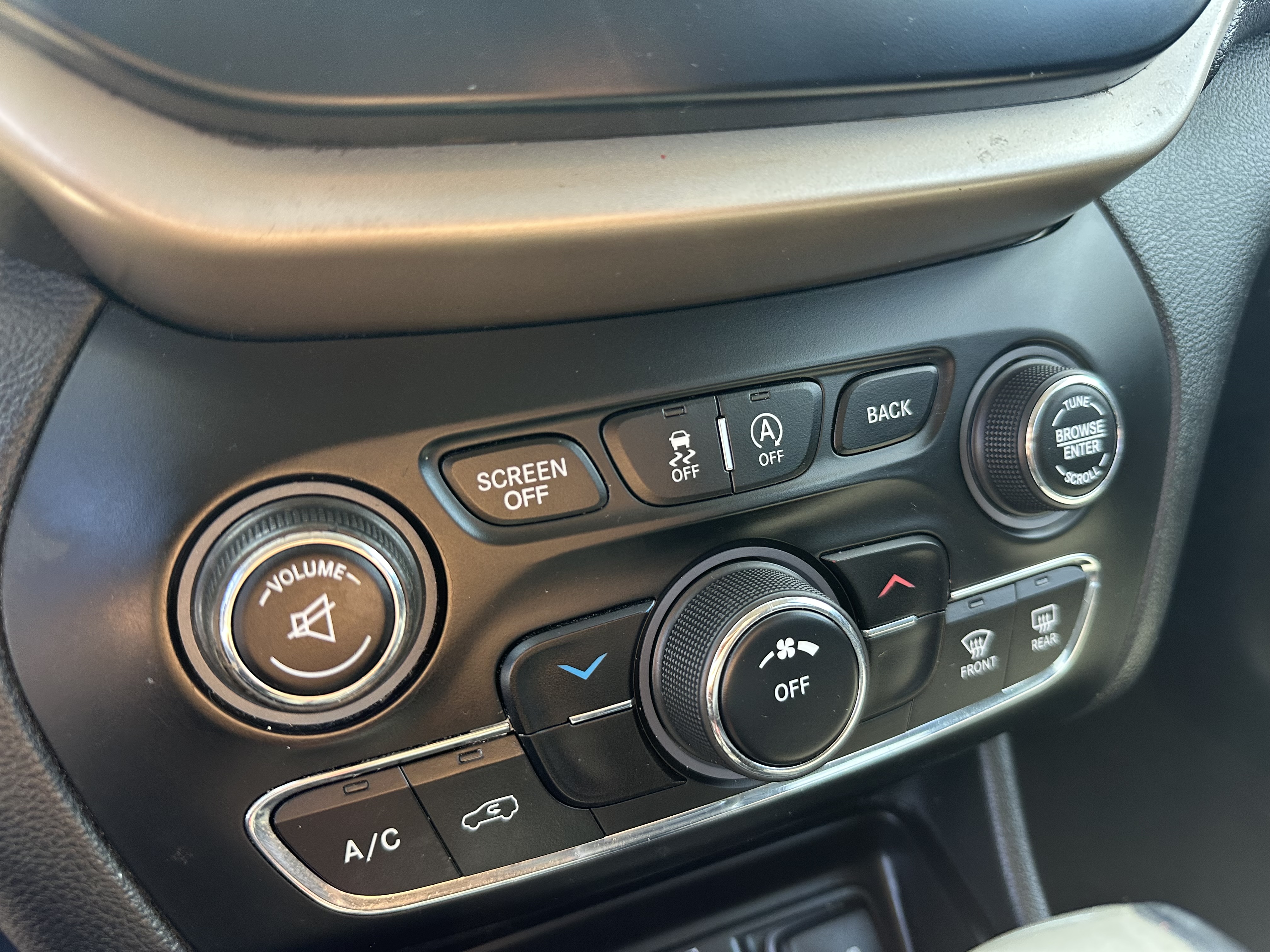 Used 2016 Jeep Cherokee Latitude FWD image 15