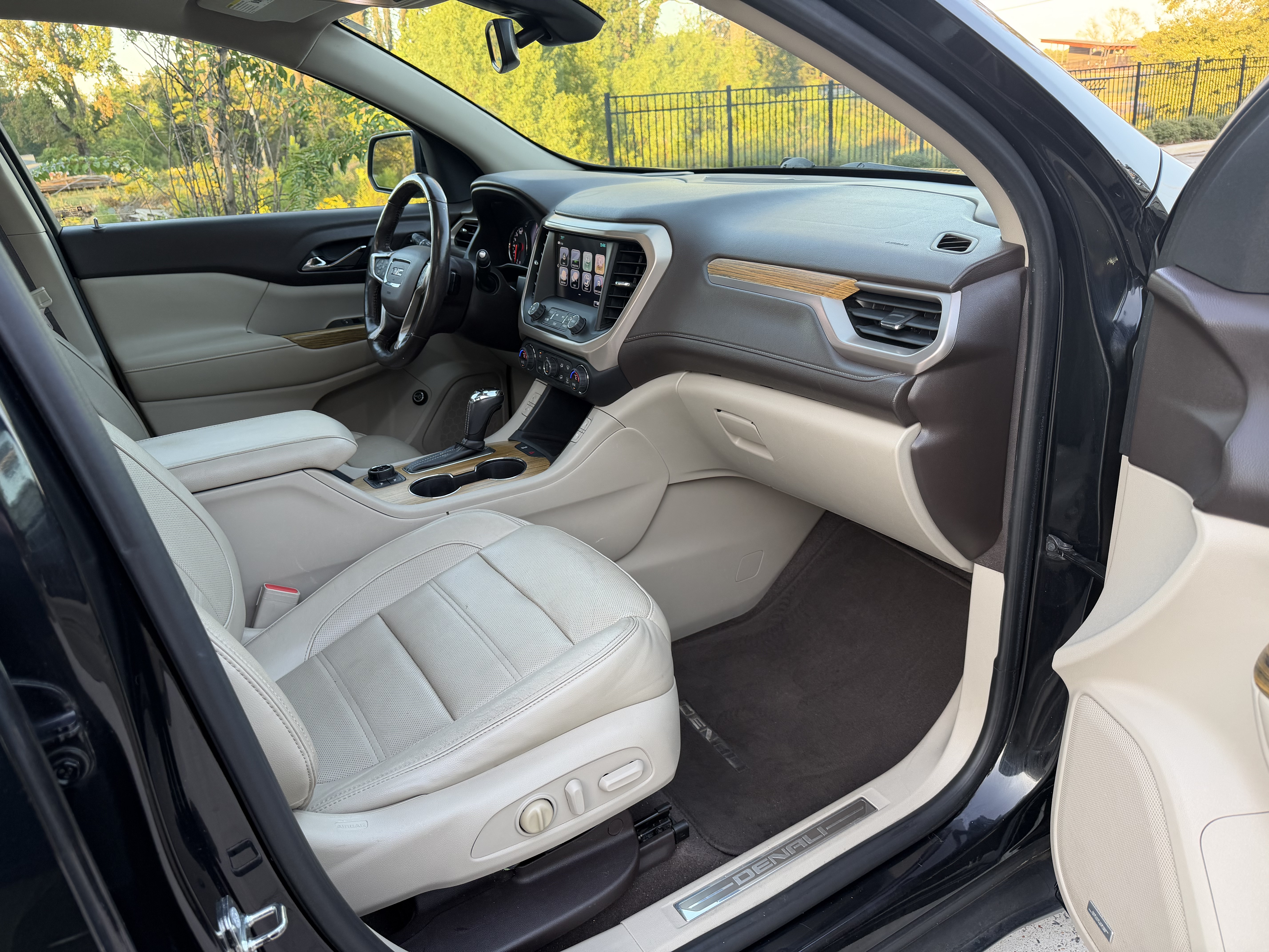 Used 2017 GMC Acadia Denali w/ Technology Package FWD image 12