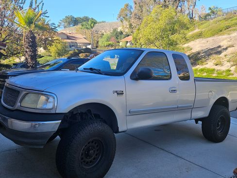 Used 2003 Ford F150 XLT image 2