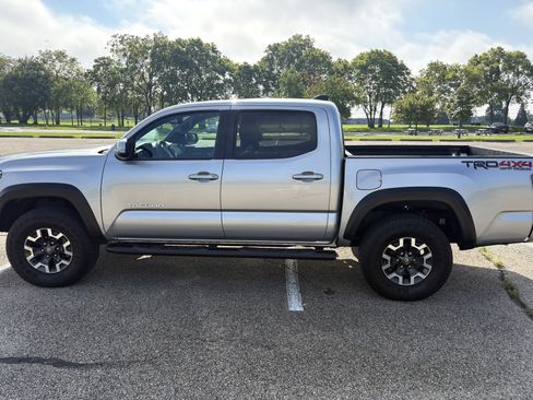 Used 2022 Toyota Tacoma TRD Off-Road w/ TRD Premium Off Road Package AWD/4WD image 6