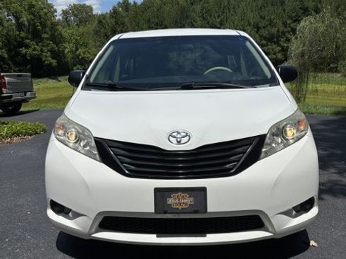 Used 2013 Toyota Sienna L FWD image 1