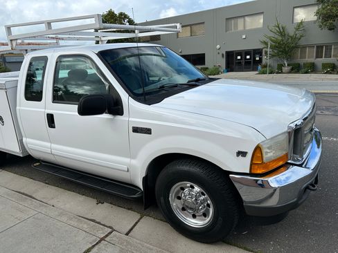 Used 2001 Ford F250 2WD SuperCab Super Duty image 1