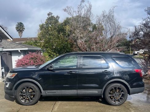 Used 2017 Ford Explorer XLT w/ Equipment Group 202A image 2