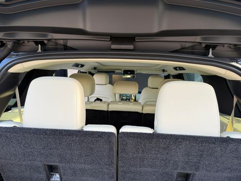 Used 2023 Land Rover Range Rover Long Wheelbase SE image 11