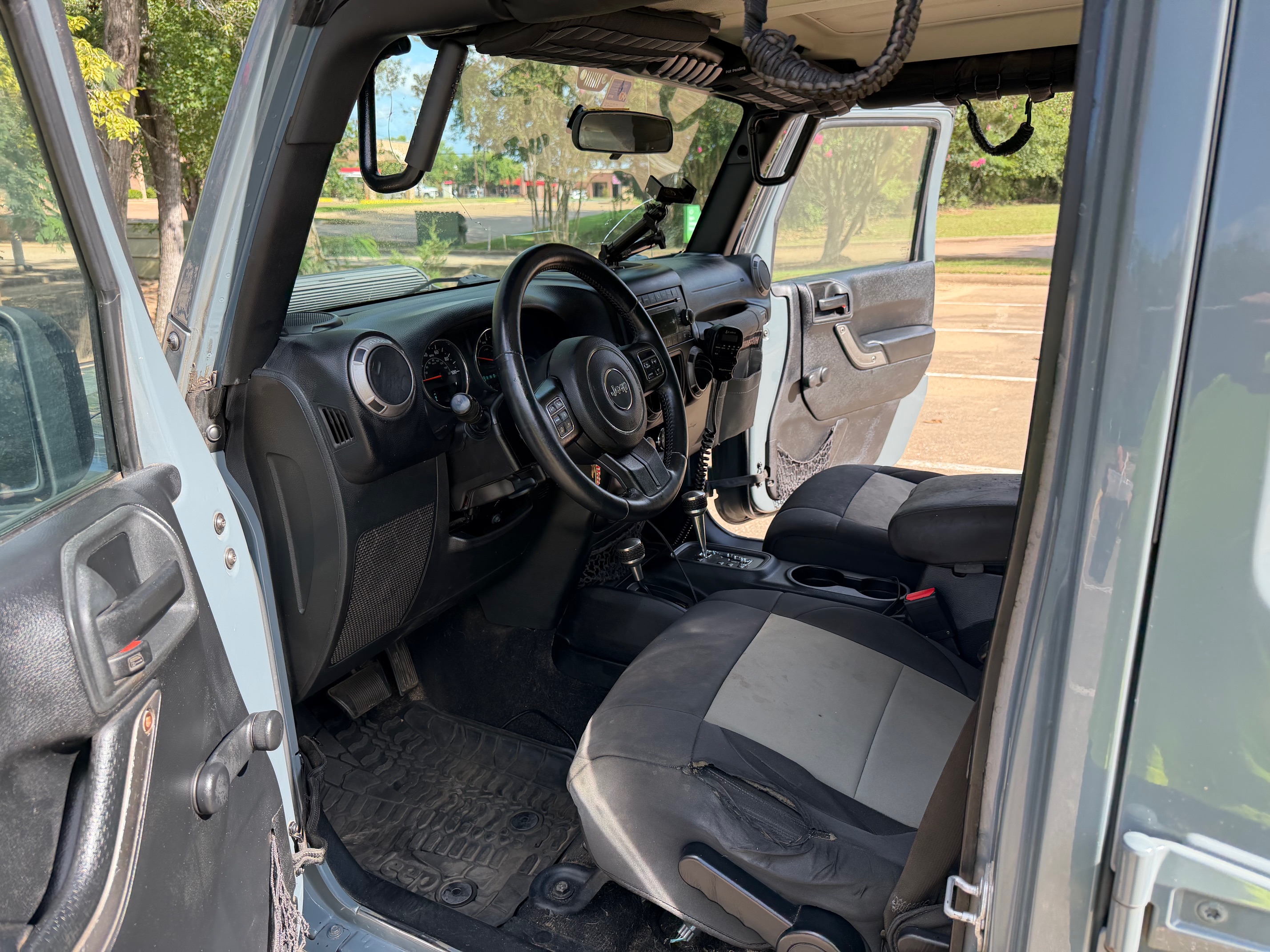 Used 2015 Jeep Wrangler Unlimited Sport w/ Connectivity Group AWD/4WD image 4