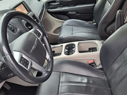 Used 2013 Chrysler Town & Country Touring-L w/ Entertainment Group #2 image 5