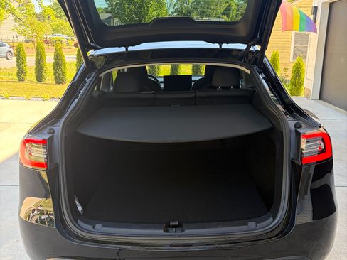 Used 2022 Tesla Model Y Long Range image 6