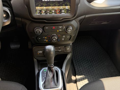 Used 2022 Jeep Renegade Latitude image 17