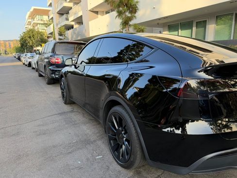 Used 2023 Tesla Model Y AWD image 2