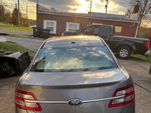 Used 2014 Ford Taurus SE image 4
