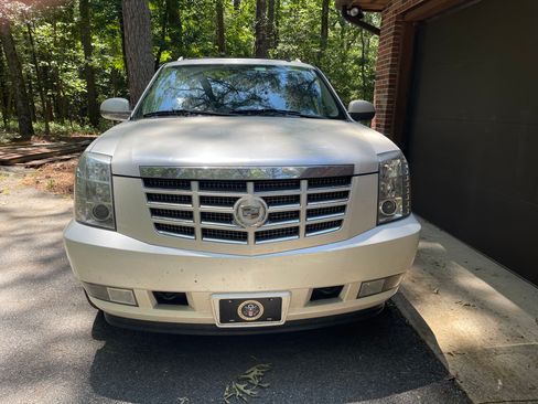 Used 2011 Cadillac Escalade EXT Luxury AWD/4WD image 2