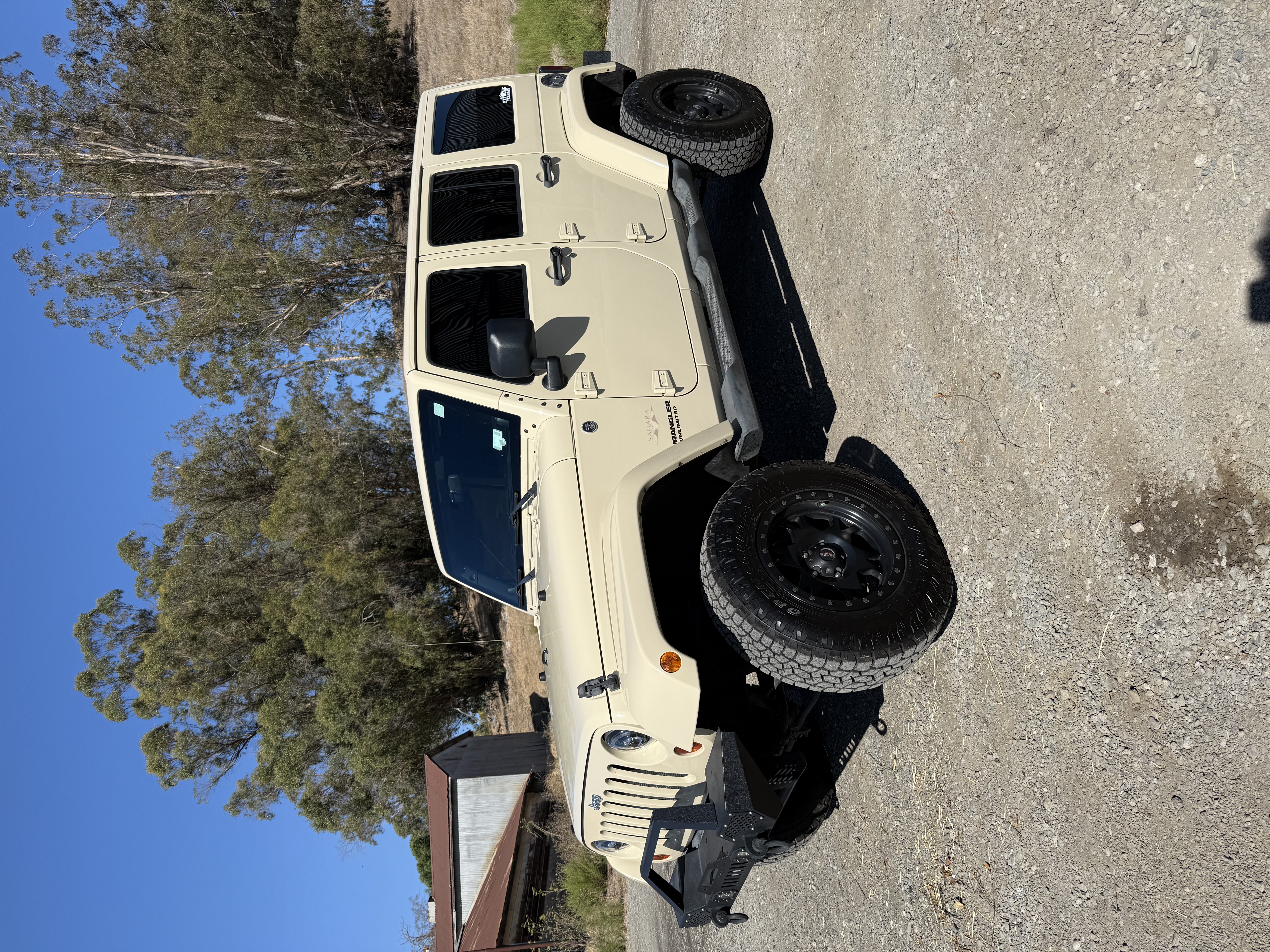 Used 2011 Jeep Wrangler Unlimited Sahara w/ Connectivity Group AWD/4WD image 1