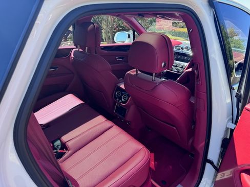 Used 2021 Bentley Bentayga image 16