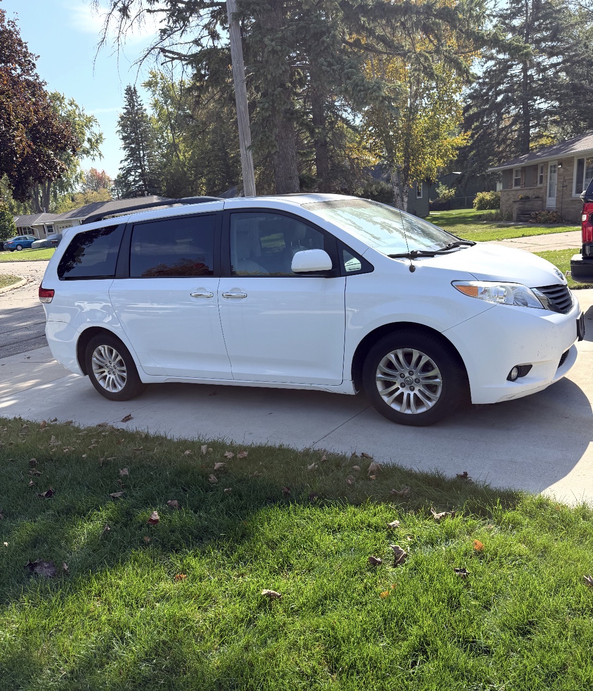 Used 2013 Toyota Sienna XLE FWD image 1