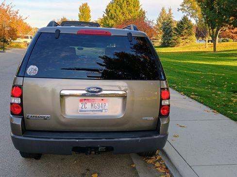 Used 2006 Ford Explorer XLT image 2