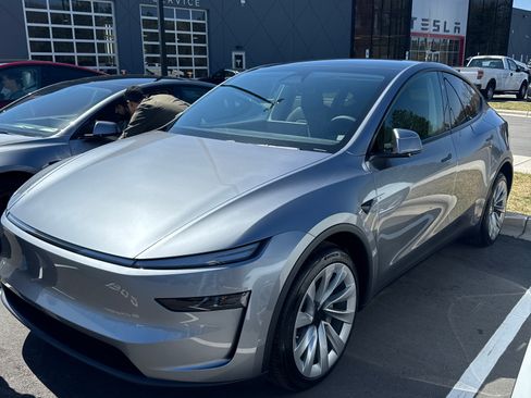 Used 2026 Tesla Model Y Long Range image 1