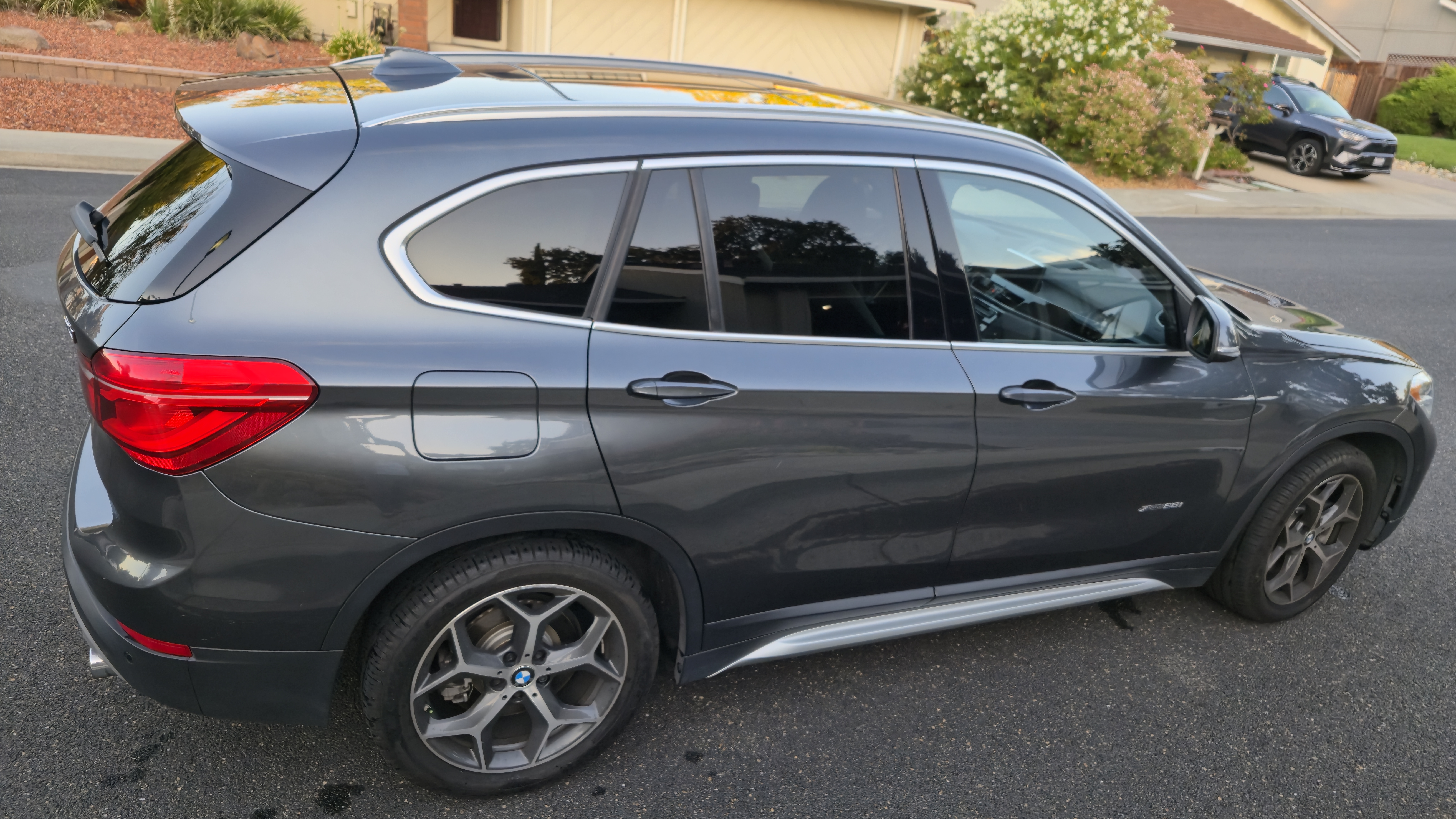 Used 2017 BMW X1 xDrive28i AWD/4WD image 4