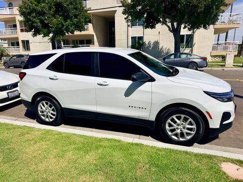 Used 2023 Chevrolet Equinox LS w/ LS Convenience Package FWD image 4