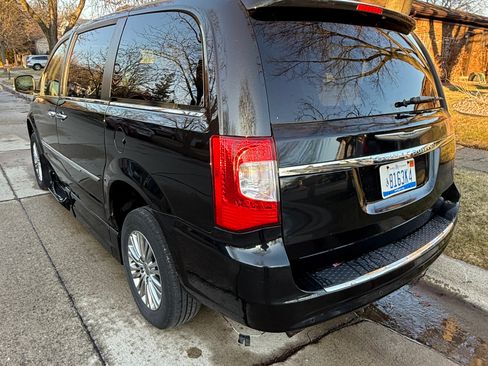 Used 2013 Chrysler Town & Country Touring-L w/ Driver Convenience Group image 4