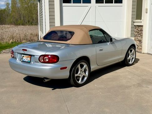 Used 2001 MAZDA MX-5 Miata RWD image 2