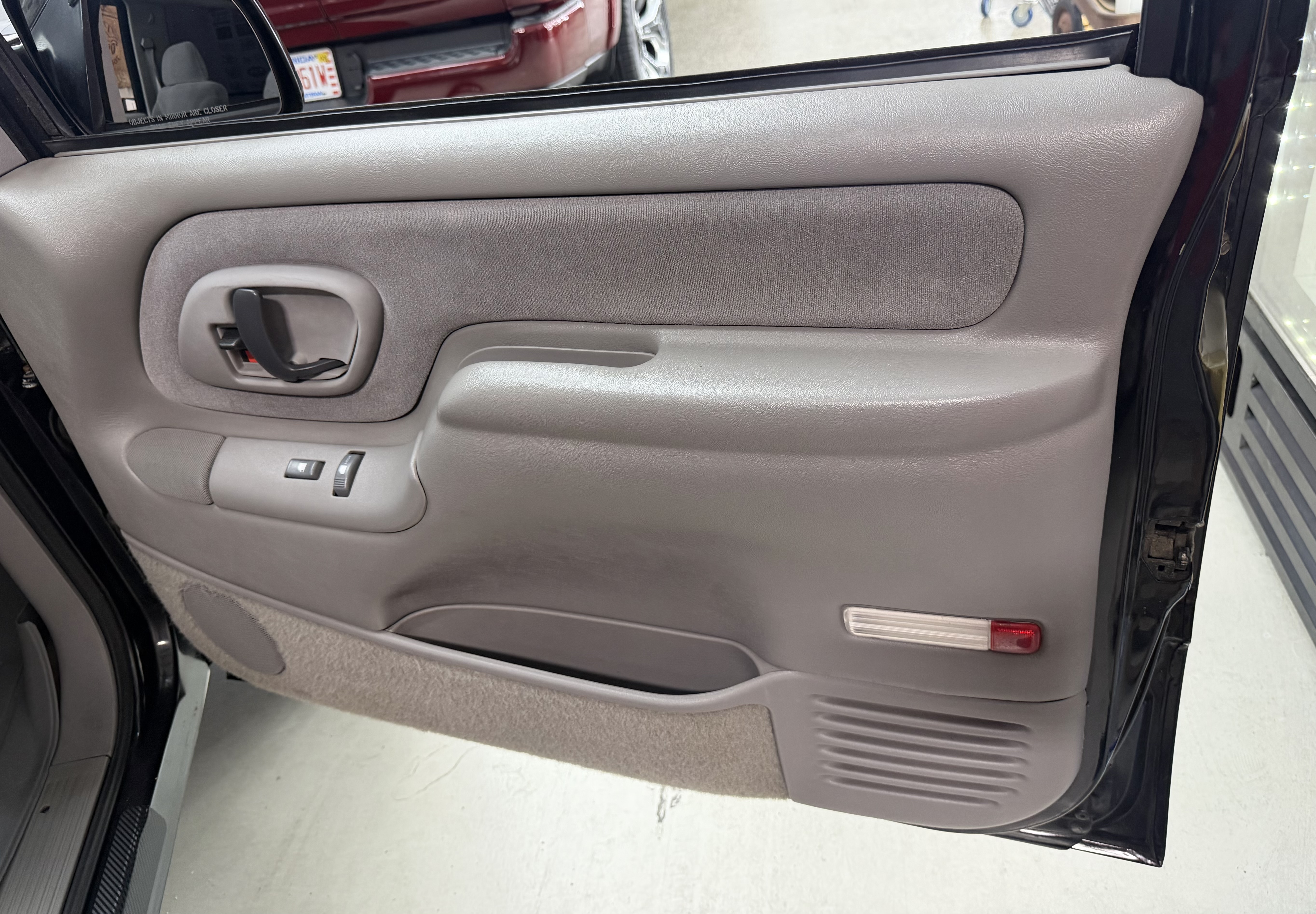 Used 1995 Chevrolet Tahoe 4WD 2-Door image 8