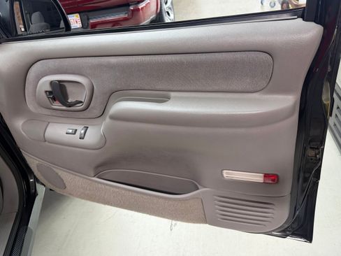 Used 1995 Chevrolet Tahoe 4WD 2-Door image 8