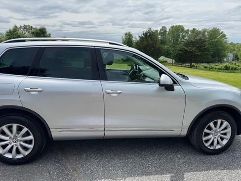 Used 2012 Volkswagen Touareg VR6 image 5