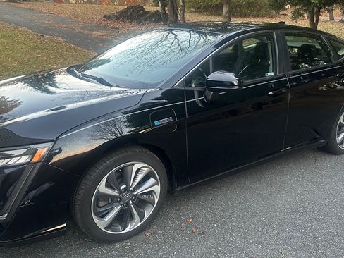 Used 2018 Honda Clarity Touring image 1