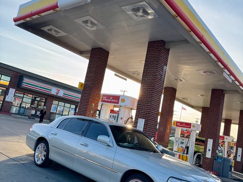 Used 2006 Lincoln Town Car Signature L image 1