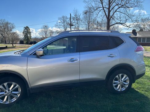 Used 2014 Nissan Rogue SV w/ SV Premium Package image 4