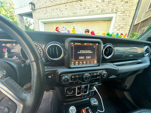 Used 2023 Jeep Wrangler Unlimited Sahara AWD/4WD image 10
