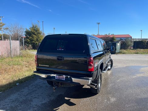 Used 2006 Chevrolet Silverado 2500 LT w/ Heavy-Duty Power Package image 8