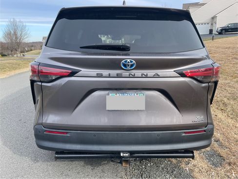 Used 2021 Toyota Sienna XLE image 2