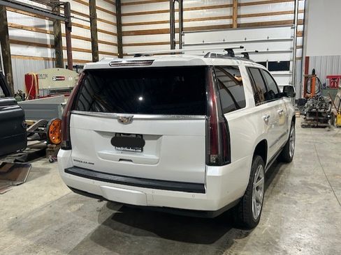 Used 2017 Cadillac Escalade Premium Luxury image 5