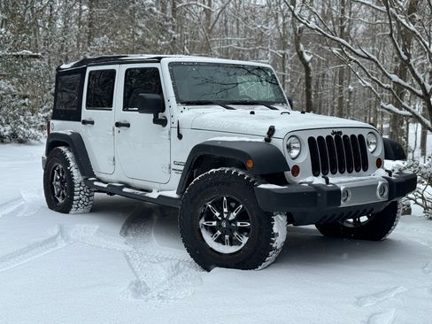 Used 2013 Jeep Wrangler Unlimited Sport image 2
