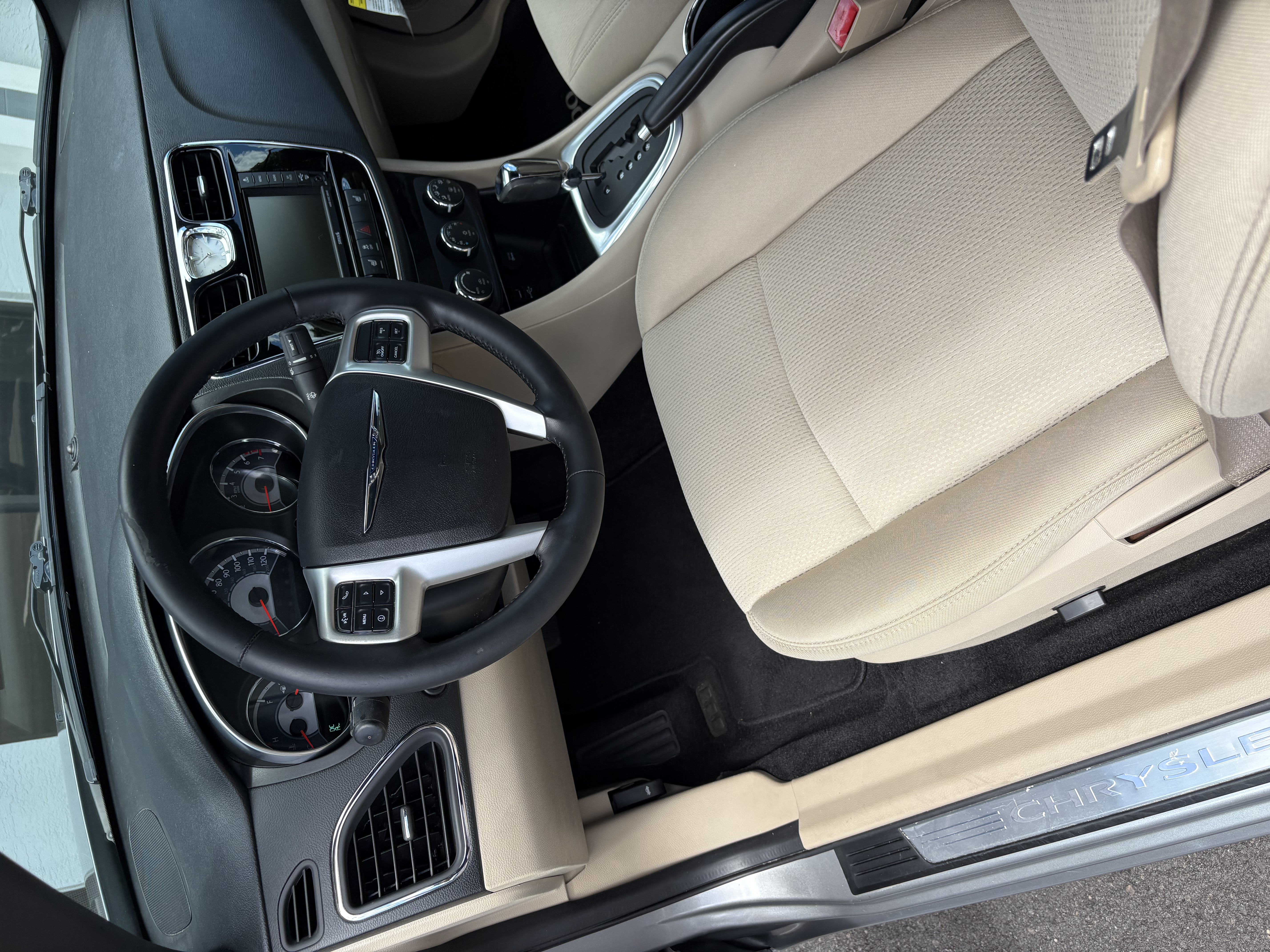Used 2013 Chrysler 200 Limited FWD image 9
