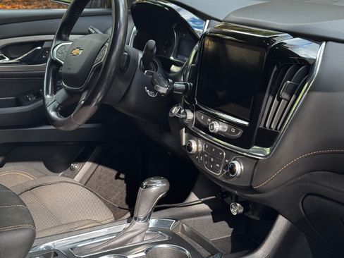 Used 2020 Chevrolet Traverse LT image 11