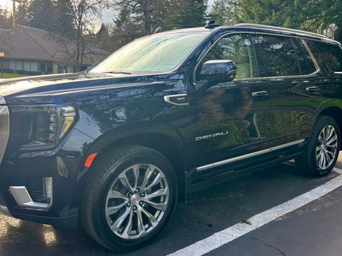 Used 2021 GMC Yukon Denali w/ Denali Premium Package image 9