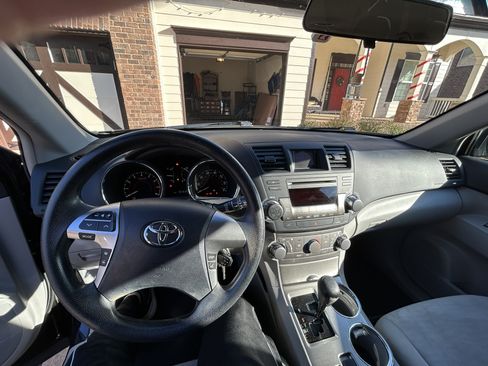 Used 2012 Toyota Highlander FWD w/ Tech Pkg image 17