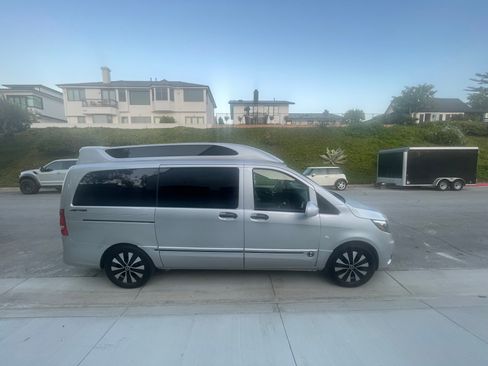 Used 2019 Mercedes-Benz Metris Passenger image 1