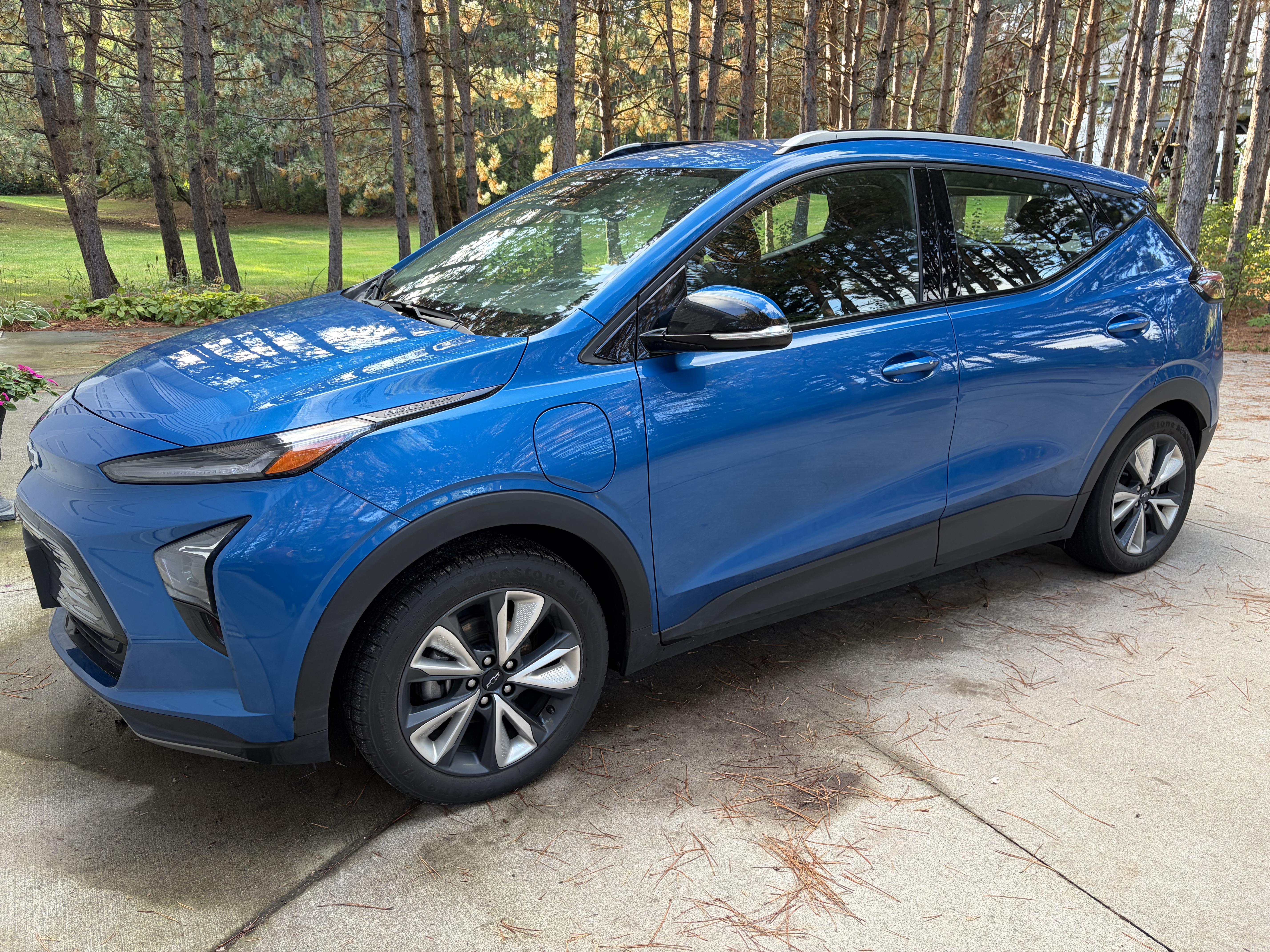 Used 2022 Chevrolet Bolt EUV LT w/ Convenience Package FWD image 2