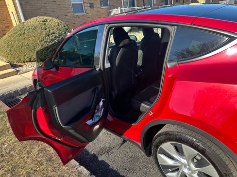 Used 2023 Tesla Model Y Long Range image 9