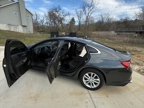 Used 2018 Chevrolet Malibu LT image 12