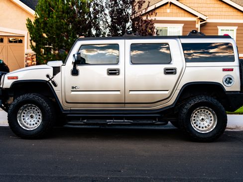 Used 2004 HUMMER H2 w/ Preferred Equipment Group AWD/4WD image 1