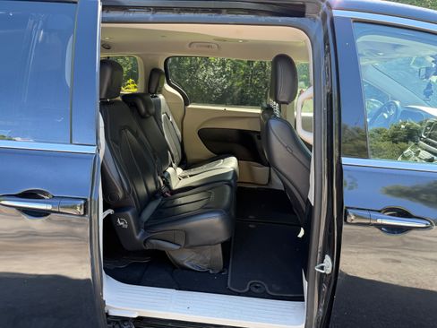 Used 2019 Chrysler Pacifica Touring-L FWD image 14