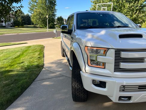 Used 2015 Ford F150 Lariat w/ Equipment Group 502A Luxury image 4