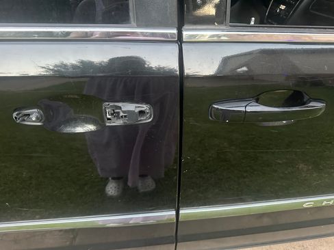 Used 2016 Chrysler Town & Country Touring FWD image 4